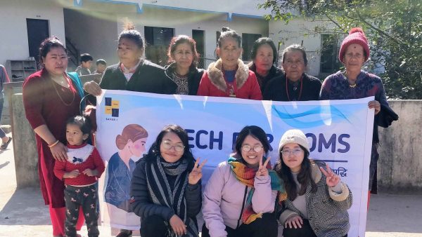 The participants pose for a picture after the end of the session with the facilitators in the front.