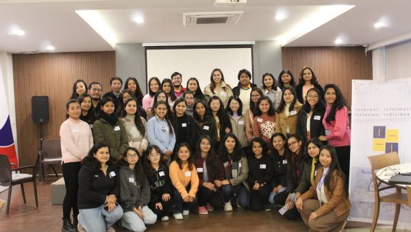 The participants of the workshop and the organizing team pose for a photo.